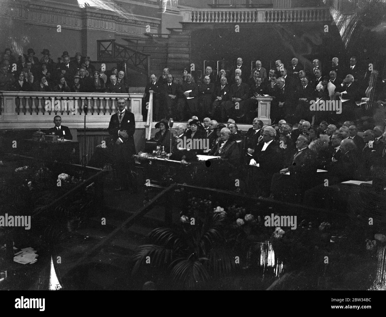 Il Cancelliere dello scacchiere riceve la libertà di Birmingham . Il Cancelliere dello scacchiere ha ricevuto la libertà della città di Birmingham in un groviglio d'argento , in occasione di una riunione speciale del Consiglio nel Municipio di Birmingham . Il Cancelliere dello scacchiere, il Rt Hon Noville Chamberlain, intervenendo alla cerimonia . 6 maggio 1932 Foto Stock