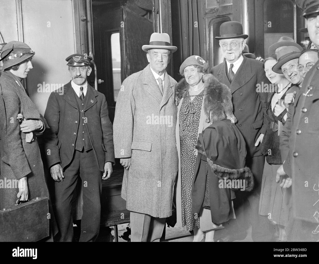 Il signor Arthur Henderson arriva a casa da ginevra . Il sig. Arthur Henderson, ex segretario agli esteri, che ha presieduto la conferenza internazionale sul disarmo a Ginevra, è tornato a casa alla Victoria Station di Londra. Il signor e la signora Arthur Henderson con il signor George Lansbury (a destra) che li ha incontrati all' arrivo alla Victoria Station di londra. 24 luglio 1932 Foto Stock