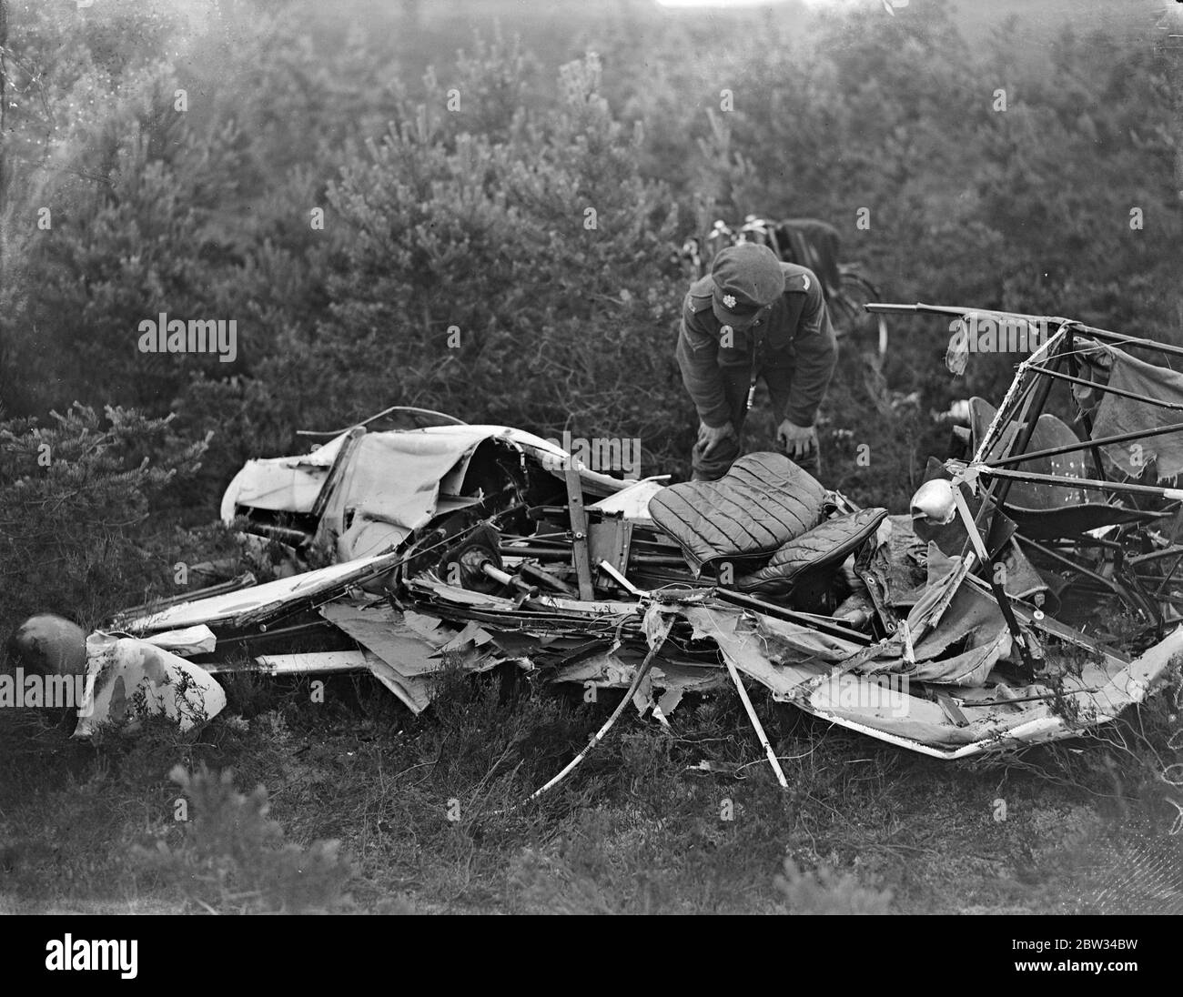 L' incidente aereo di Bossom , la moglie e il figlio di MP e il principe tedesco uccisi . Bruce Bossom , figlio di sua madre Alfred Bossom , e il principe otto von Erbach Furstenau di Germania furono uccisi in un aereo pilotato dal signor Bossom , quando si schiantò dopo aver rotto a pezzi in aria, vicino a Churt Surrey . Pezzi della macchina erano sparsi a miglia di distanza . Un'ala della macchina con il serbatoio della benzina ancora attaccato che cadde a un miglio dal relitto della fusoliera . 28 luglio 1932 Foto Stock