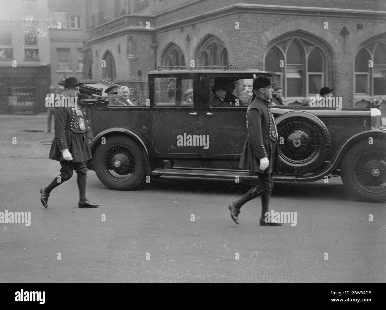 Duca di Gloucester presenta charter a Heston e Isleworth . Il Duca di Gloucester presentò la carta di incorporazione a Heston e a Isleworth , che fu ricevuta dalla carta , Consigliere Sindaco , H J Nais , ad Heston . per celebrare l' occasione fu presentata una spada al Duca . Il duca di Gloucester e Heston cavalcano nel processionthrough di Isleworth . 3 ottobre 1932 Foto Stock