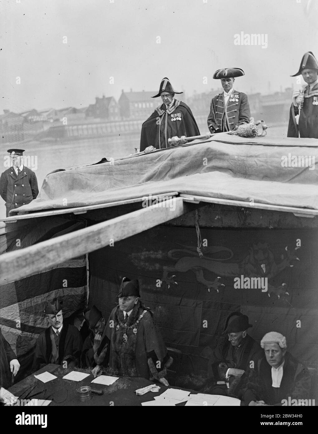 La corte si riunisce sulla chiatta del fiume . Una delle corti più pittoresche del paese , la Medway Court of Admiralty , che ha più di duecento anni , si è incontrata , secondo la consuetudine , su una chiatta sul fiume Medway a Rochester . Il Sindaco , Consigliere George Jenner , per l'occasione divenne Ammiraglio della Medway . Il Sindaco alla Corte . 9 luglio 1932 Foto Stock