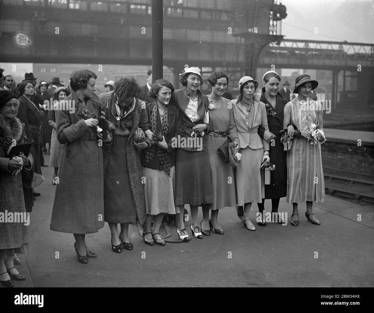 La squadra olimpica di nuoto parte per Los Angeles . La squadra olimpica di nuoto per rappresentare la Gran Bretagna nei Giochi Olimpici di Los Angeles partì per l'America sulla SS Majestic . Sei donne sono incluse nel team . La squadra olimpica femminile della stazione di Waterloo prima di partire sul treno della barca. 20 luglio 1932 Foto Stock