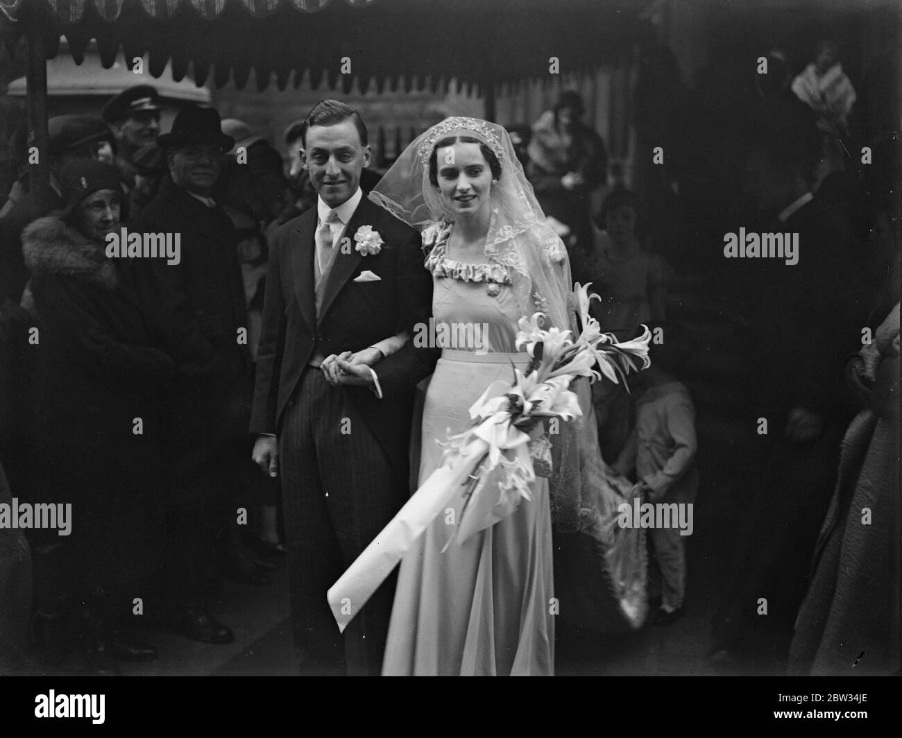 Il Signore che legge il segretario di mer' s suo fratello di moglie . Una delle segretarie private di Lord Reading , la sig.ra Pamela Casson , figlia del colonnello Casson , divenne sua sorella in legge quando si sposò alla chiesa di St James , in piazza spagnola , Londra , con il tenente C A Roy Charnaud , Giudice in Rhodesia e fratello di Lady Reading , che fino al suo matrimonio lo scorso agosto era il principale segretario privato di Lord Reading . Lo sposo e lo sposo lasciano la chiesa dopo la cerimonia . 9 febbraio 1932 Foto Stock