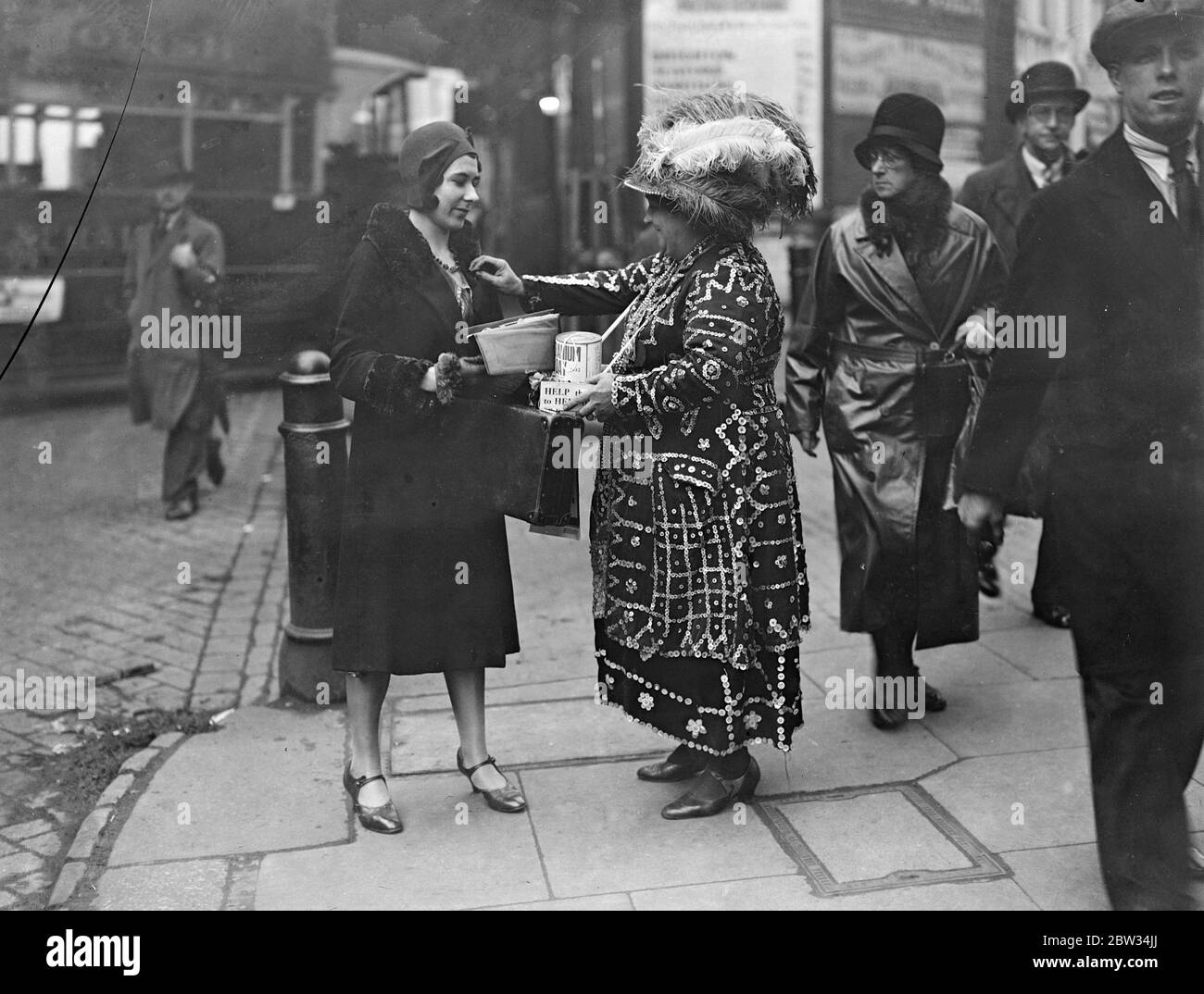 Southwark la Regina dei Prati si raccoglie per i ciechi . La signora P Ramswell , la regina primitiva di Southwark che si è raccolta per i ciechi alla London Bridge Station . 3 maggio 1932 Foto Stock