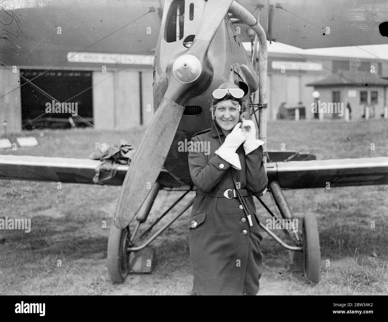 Sedici anni ragazza di fare tentativo sul record di volo Australia . Miss Lealis Mant di Putney , Londra , una ragazza di sedici anni che sta volando da quando era thriteen anni sta completando i preparativi a Croydon per un tentativo di volare in Australia in sette giorni . La sua famiglia sta collaborando per comprarla una macchina De Havilland Puss Moth . Miss Leslie Mant davanti al suo aereo all'aerodromo di Croydon . 28 giugno 1932 Foto Stock