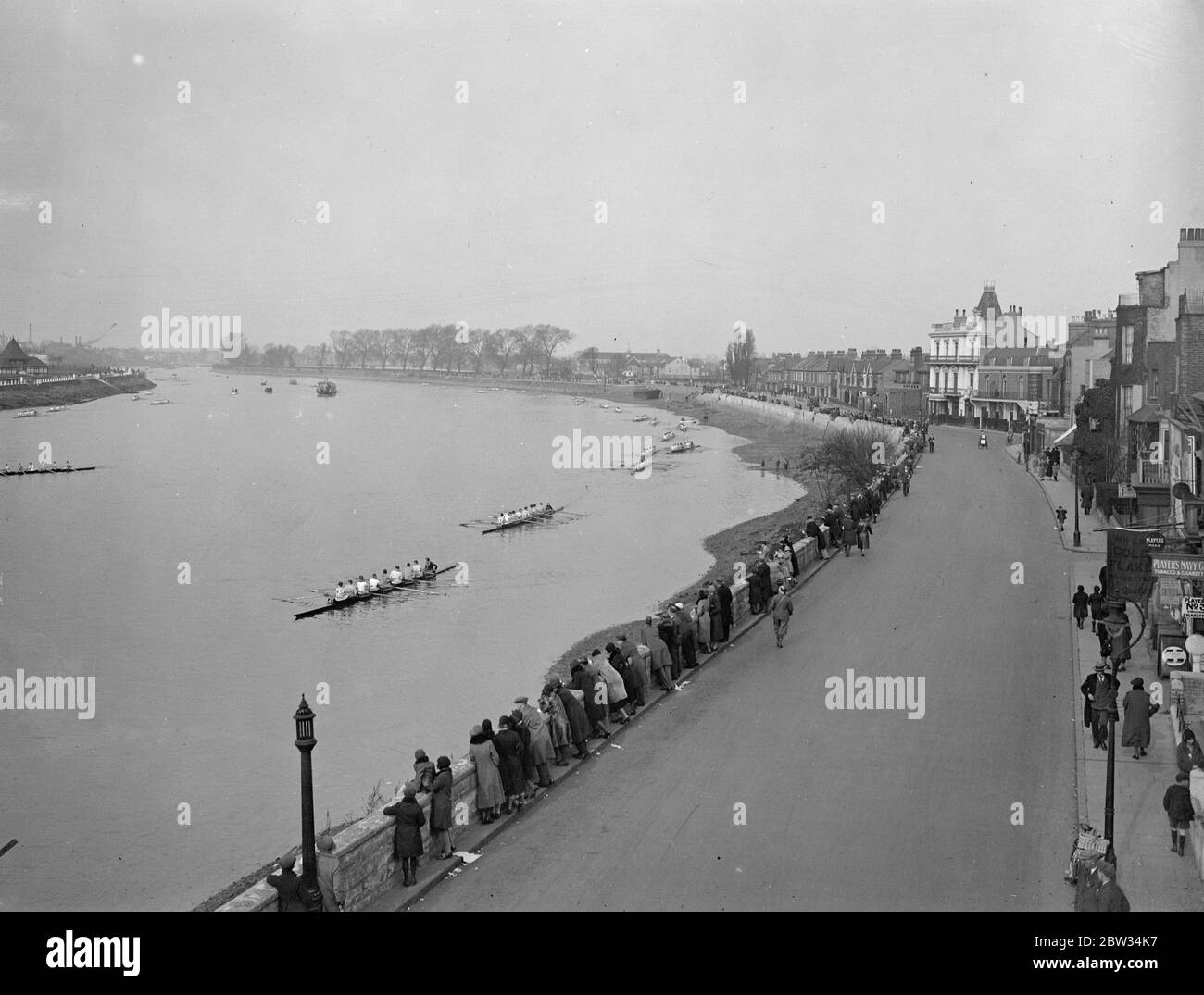 Testa dei campionati di fiume su corso di barca sul Tamigi . 131 equipaggi e più di mille aristi hanno preso la pat in testa ai campionati del fiume sulla pista di gara di barca inversa da Mortlake a Putney sul Tamigi . Vista della testa dei campionati di fiume in corso dal Ponte di Barnes . 18 marzo 1932 Foto Stock