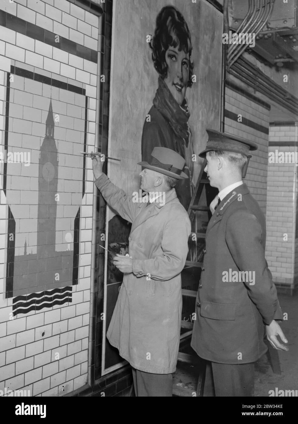 Dipingere scene di Londra sulle pareti della stazione metropolitana. Alick P F Ritchie , sta dipingendo una foto del Big ben , sulle pareti della stazione della metropolitana , a Westminster , Londra , progettata da Gregory Brown . Questo fa parte di uno schema di decorazione di ogni stazione con immagini di interesse vicino alla stazione come guida per i visitatori di Londra . Alick P F Ritchie , al lavoro su una foto di Big ben , sulle pareti della stazione della metropolitana di Westminster , Londra . 7 novembre 1932 Foto Stock