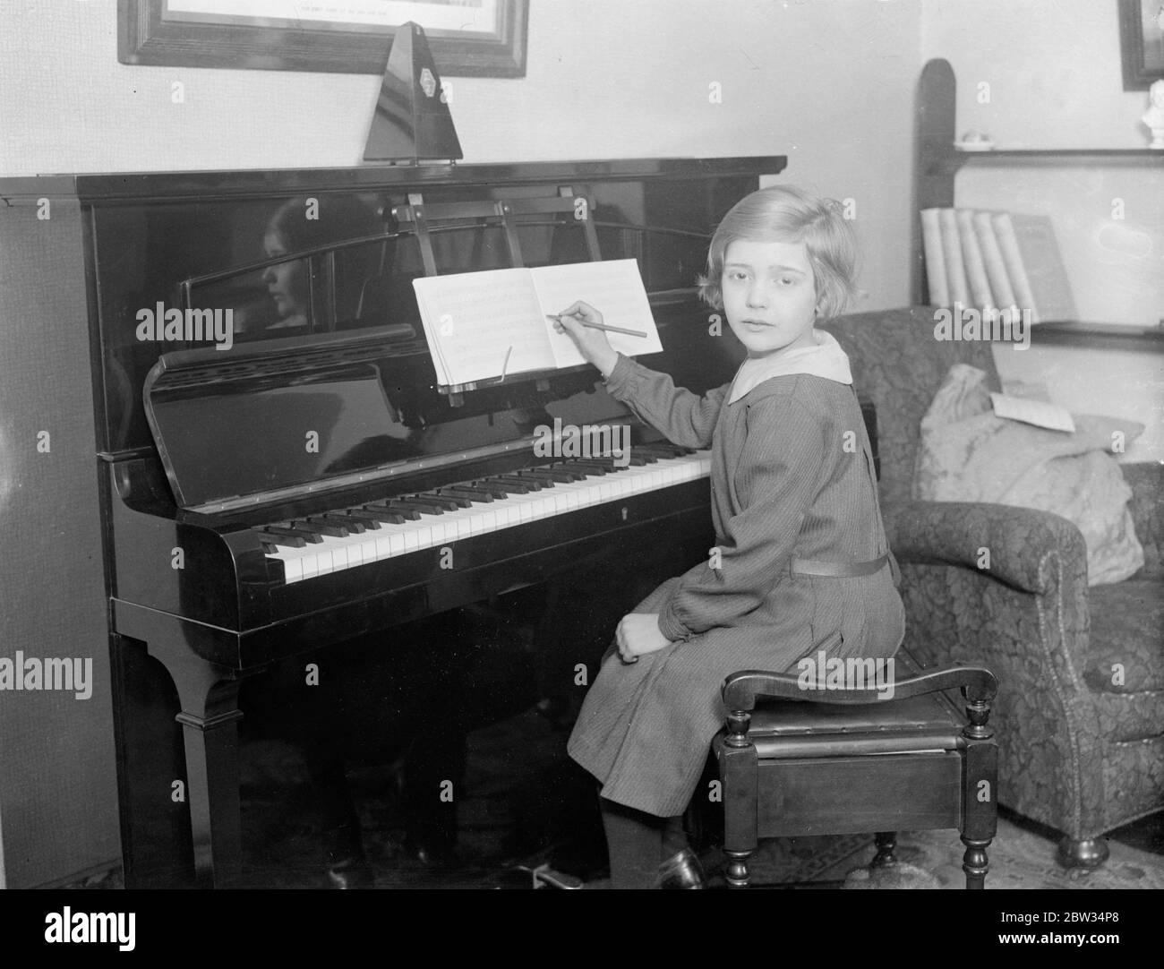 Prodigio musicale di otto anni. Così marcato è il talento musicale di una studentessa londinese di otto anni , Sheila Mossman , di Greenwich , Londra , che il Comitato educativo LCC propone di assegnarle una borsa di studio speciale . Sheila ha un dono insolito per la composizione e quando solo sei anni compose due studi . Da allora ha altre sei composizioni a suo merito . È una pianista brillante e all'età di tre anni ha giocato il Minuet di Beethoven in G . Ha cominciato ad imparare la musica quando aveva 6 anni . È stata selezionata per una borsa di studio al Royal College of Music dal Dr. P. Foto Stock