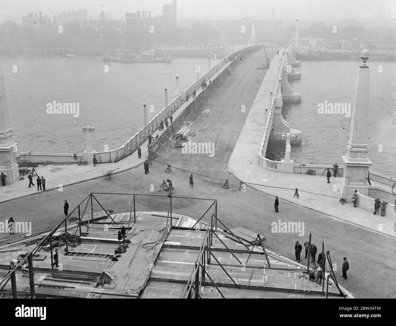 Erigere stand e recinito reale per il nuovo ponte Lambeth, aperto da King . Sono iniziati i lavori di costruzione del recinto reale e delle tribune che si stenderanno proprio attraverso il ponte , per l' apertura ufficiale del Ponte di Lambeth da parte del Re la prossima settimana . Costruzione del recinto reale e si trova sul nuovo ponte Lambeth per l'apertura . 13 luglio 1932 Foto Stock