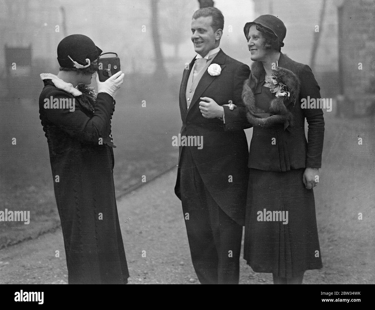Nipote dell'ex ministro tedesco del governo Weds a Londra del Nord . Il matrimonio del dottor o G Lewald, nipote di Herr Lewald , ex Segretario di Stato tedesco per gli interni, la signorina Evelyn Arden , si è svolto presso la chiesa di St Peters , Belsize Park , Londra . Lo sposo e lo sposo sono stati girati da un amico mentre hanno lasciato la chiesa dopo la cerimonia . 30 gennaio 1932 Foto Stock