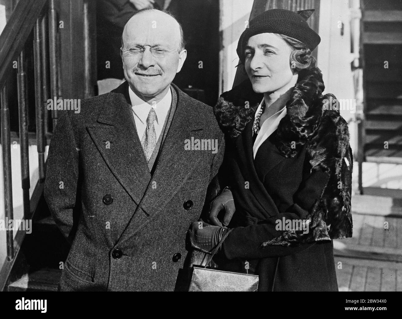 Il signor e la signora Andre Citroen, produttore francese di automobili, all'arrivo a New York. 13 ottobre 1932 Foto Stock