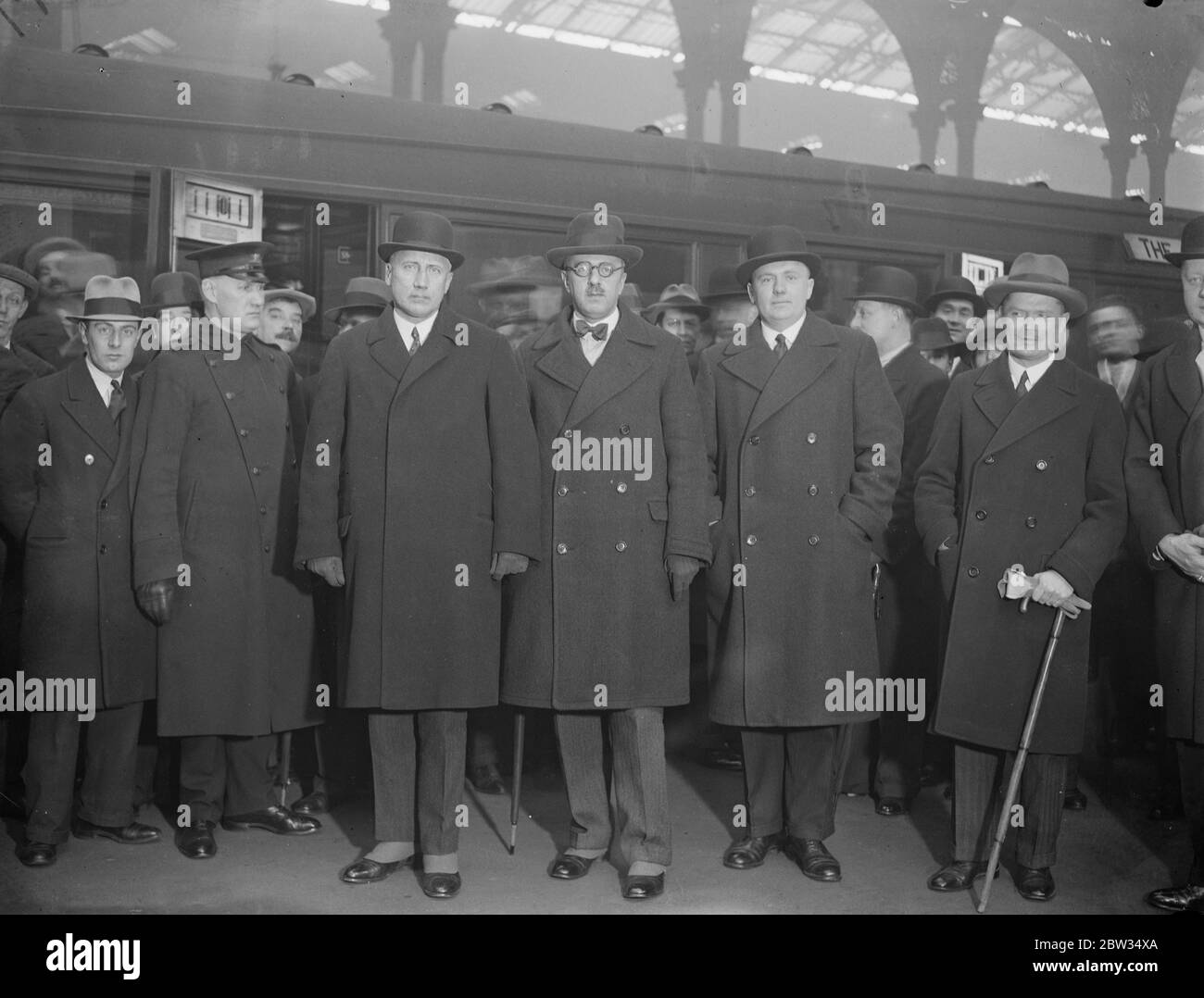 Arriva a Londra la delegazione tedesca per la conferenza sul Danubio . Guidata dal dottor von Bulow , capo del ministero degli Affari esteri tedesco , la delegazione tedesca alla Conferenza Danubiana è arrivata a Londra . Il Dr. Von Bulow (estrema sinistra con cappello bowler ) e altri membri della delegazione all' arrivo alla stazione di Liverpool Street, Londra. 6 aprile 1932 Foto Stock