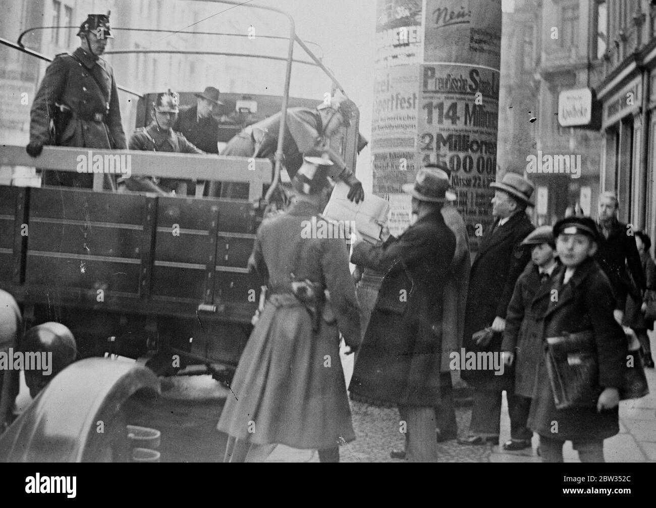 Ufficiali nazisti perquisiti per ordine del governo prussiano . Sorpresa in Germania . Il Ministro Prussiano degli interni emise improvvisamente un mandato di ricerca per gli ufficiali del Partito nazionalsocialista sospettati di alto tradimento . Agendo su questo mandato la polizia in tutta la Prussia fece una discesa sugli uffici del Partito nazista per cercare documenti di forincriminazione . La polizia carica documenti sequestrati fuori di uno degli uffici nazisti a Berlino . 19 marzo 1932 . Foto Stock