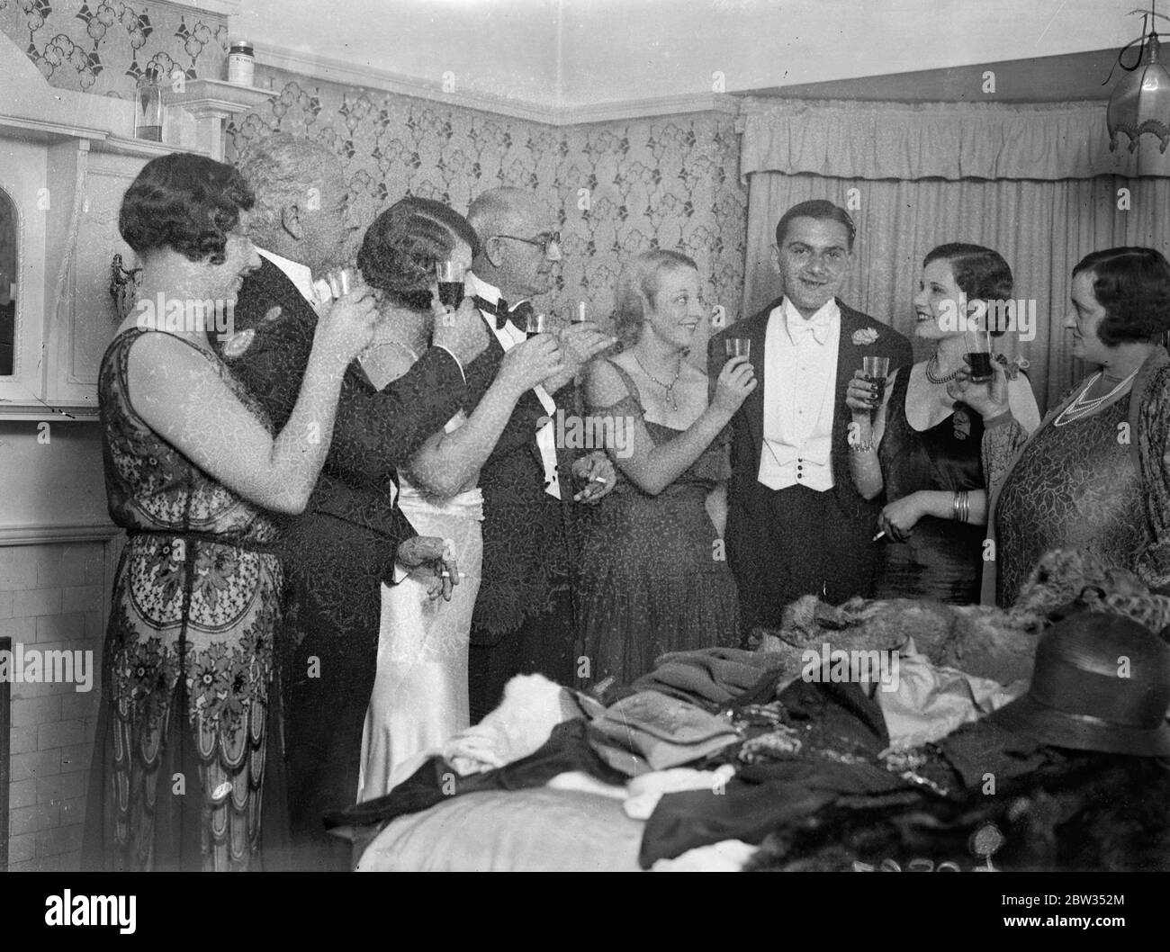 Il grande nipote di Mendelssohn celebra l'avvento dell'età a Londra . Felix Mendelssohn , figlio di MR. E Martin F Mendelssohn di Golders Green , Londra , e nipote del famoso compositore , ha celebrato la sua venuta d'età con un partito cui hanno partecipato molte persone ben conosciute nel mondo musicale e teatrale . Ospiti che tostano Felix Mendelssohn alla sua festa di venuta di età . Al centro sinistra si trova Miss Eileen Despard , la star del cinema . 19 settembre 1932 Foto Stock