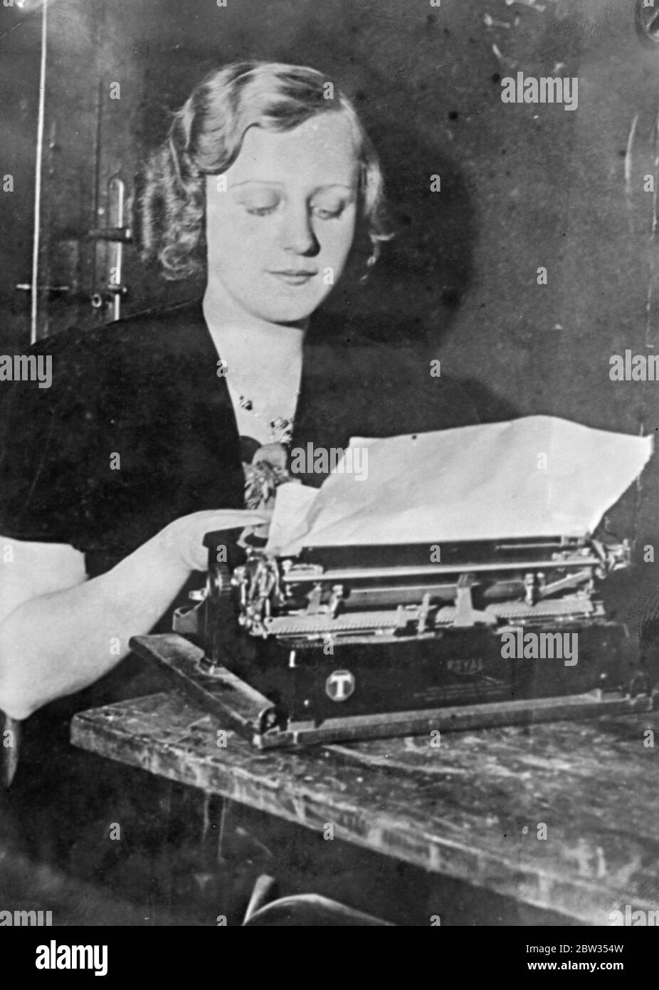 Il più bel tipista di Vienna . Fraulein Mary Pech, che è stata selezionata come il più bel dattilografo di Vienna. 6 marzo 1933 Foto Stock