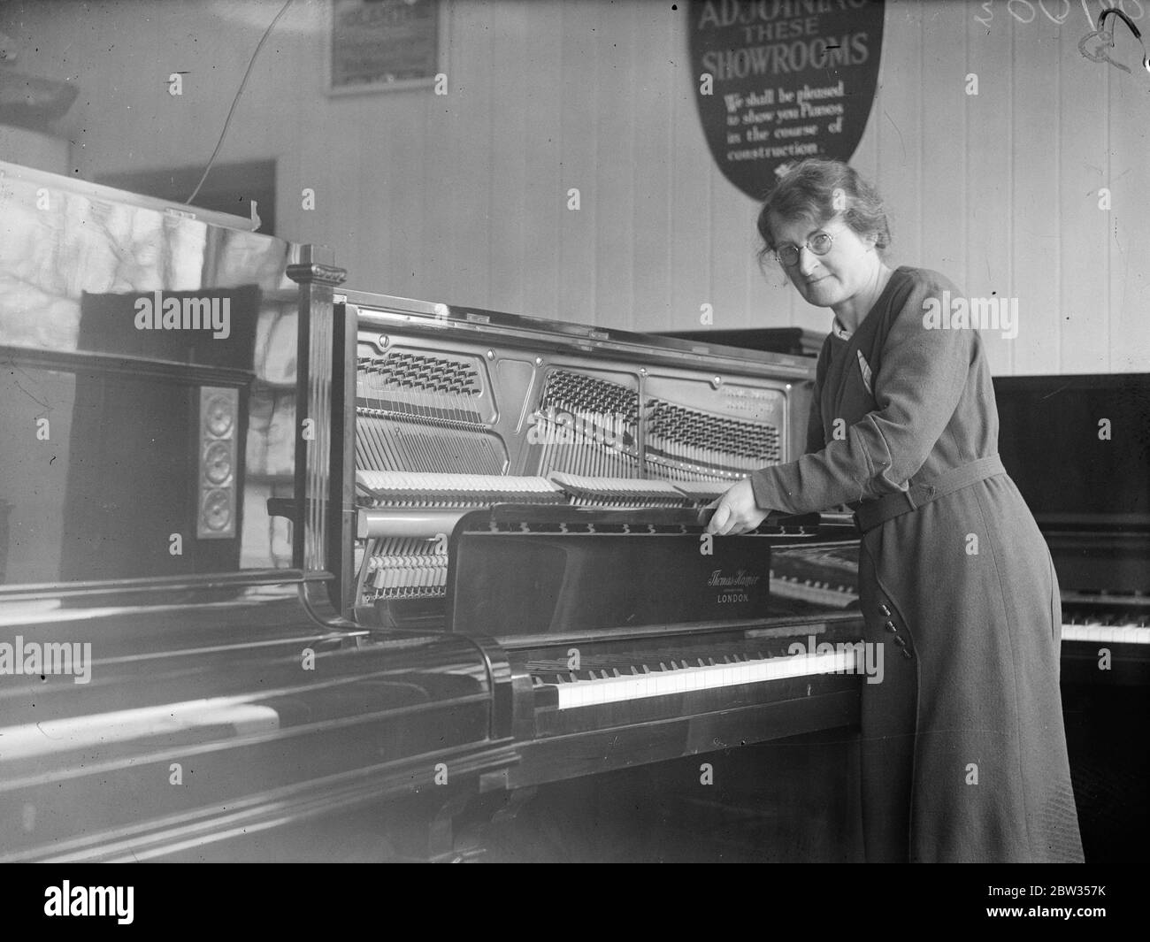 Englands solo donna produttore di pianoforte dimostra alle sue opere londinesi . La sig.ra Ada Harper , amministratore delegato di Thomas Harper pianoos' ltd di Londra , è l' unica donna produttrice di pianoforte e amministratore delegato in Inghilterra . È stata in buisness per trentacinque anni e partecipa attivamente alla direzione della produzione degli strumenti in fabbrica . La sig.ra Ada Harper, pianoforte dimostratinga a Londra . 3 marzo 1933 Foto Stock