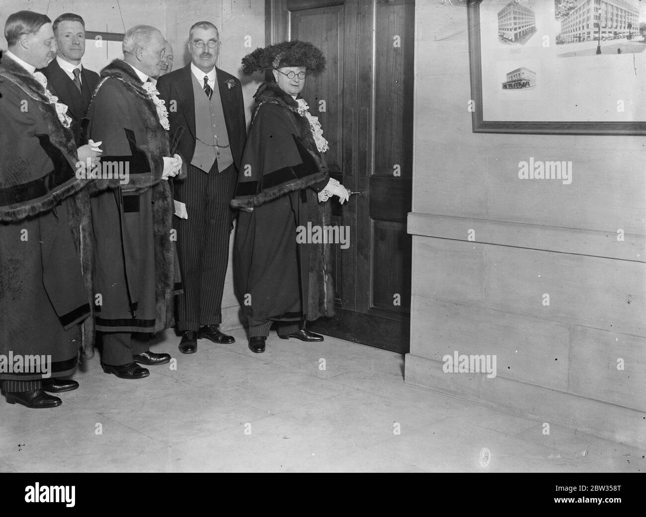 Il primo scambio di pellicce del mondo ha aperto lo stato a Londra dal Lord Mayor . Il primo Fur Exchange del mondo è stato aperto nella sede di Londra della Hudso' s Bay Company dal Sindaco Lord di londra, Sir Percy Greenaway . Il sindaco aprì la porta dello scambio con una chiave d' argento che gli era stata presentata dal sig. P. Ashley Cooper, governatore della Hudson' s Bay Company. Il Sindaco del Signore apre la sale della Fur Exchange a Londra . 22 febbraio 1933 Foto Stock