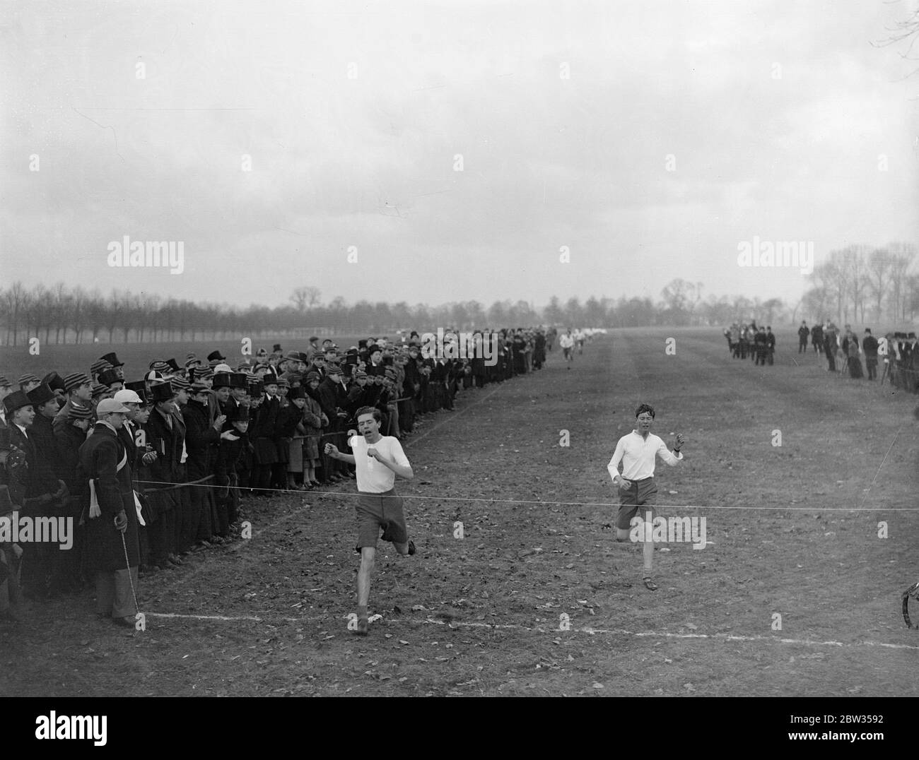 Le gare di Eton Mile si svolgono . Le gare annuali di Eton Mile si sono svolte sul nuovo corso a partire dalle Kennels . L Cavendish ha vinto la gara Junior . L Cavendish vince la gara junior con F Allhusen secondo , alla presenza di centinaia di scolari Eton. 22 febbraio 1933 Foto Stock