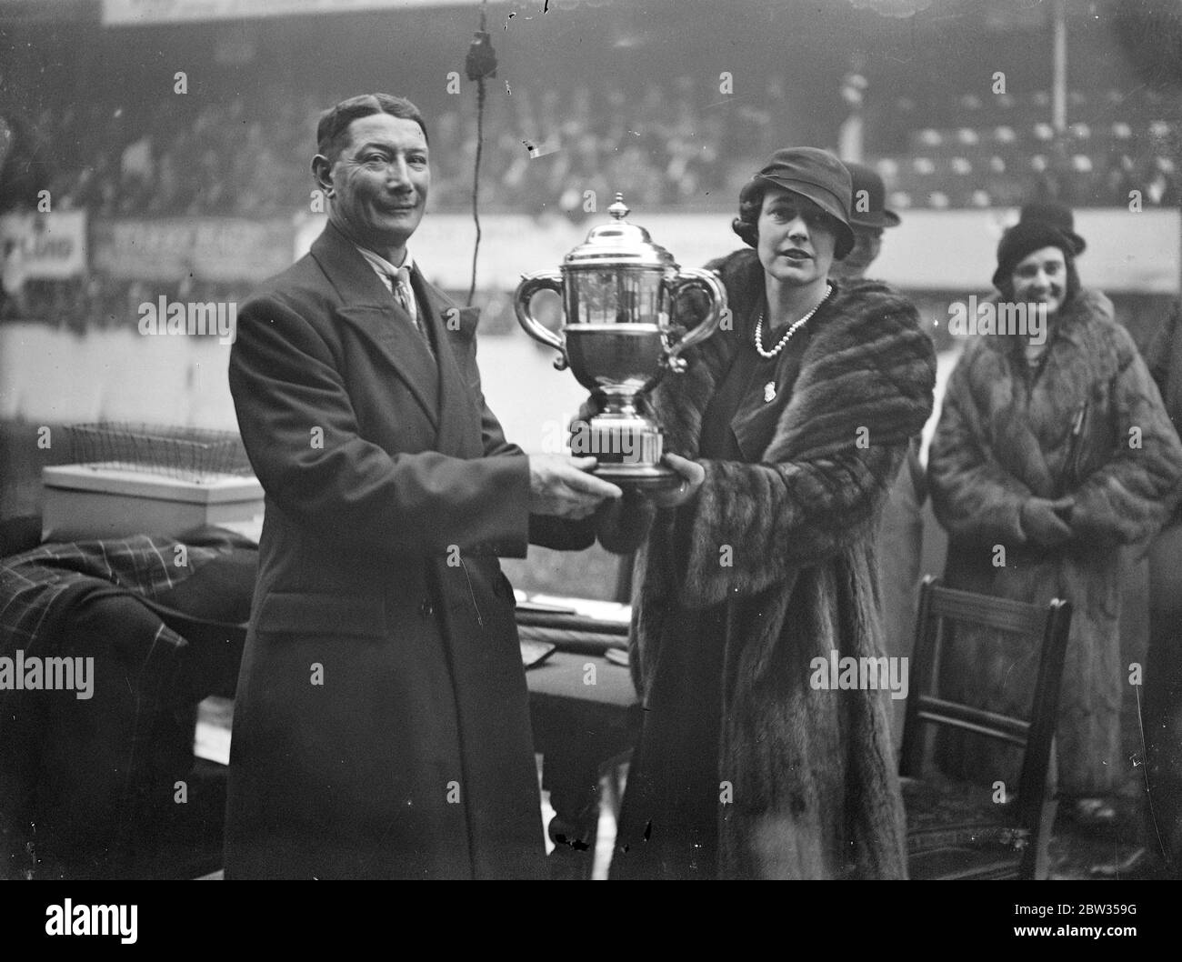 Vincitore della King's Cup al Hunter Show . Stephen Mumford di Moreton Morrell , Warwick , è stato il vincitore della Coppa del Re 's Champion Challenge Cup per il miglior stallone al Hunter Show presso la Sala dell'Agricoltura di Londra , con il suo cavallo Pal o' Mine . Stephen Mumford con il suo stallone vincitore, Pal o' Mine, e la Coppa del Re dopo la sua vittoria. 1 marzo 1933 Foto Stock