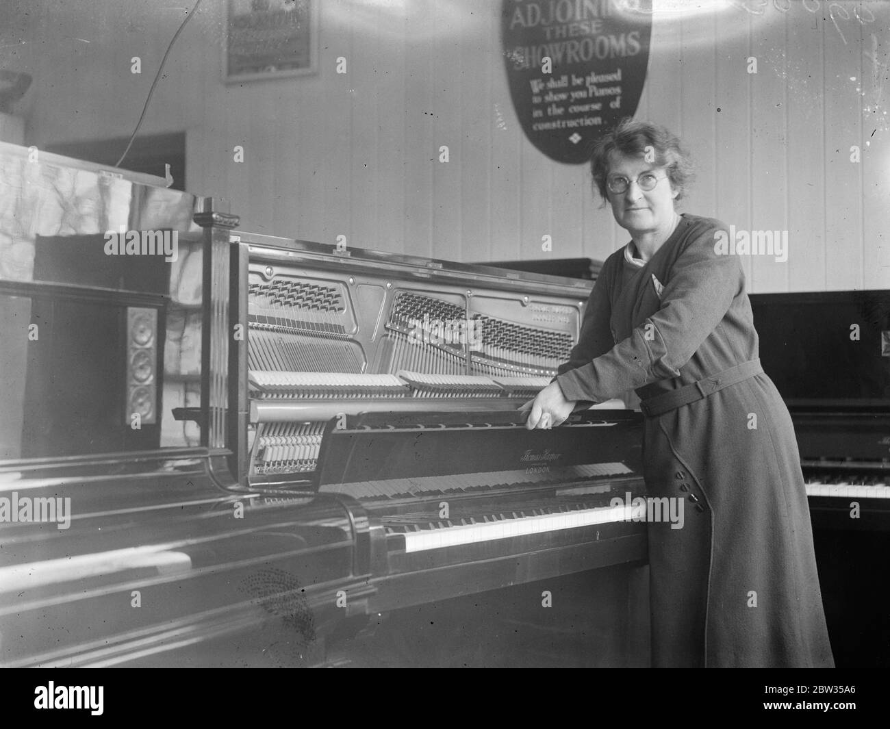 Englands solo donna produttore di pianoforte dimostra alle sue opere londinesi . La sig.ra Ada Harper , amministratore delegato di Thomas Harper pianoos' ltd di Londra , è l' unica donna produttrice di pianoforte e amministratore delegato in Inghilterra . È stata in buisness per trentacinque anni e partecipa attivamente alla direzione della produzione degli strumenti in fabbrica . La sig.ra Ada Harper, pianoforte dimostratinga a Londra . 3 marzo 1933 Foto Stock