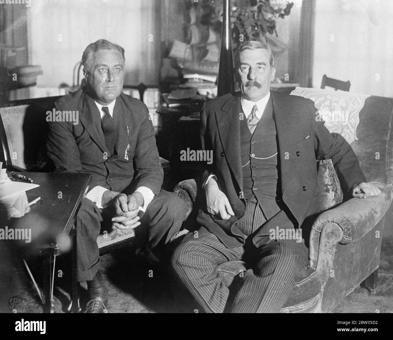 L'ambasciatore britannico discute i debiti di guerra con il presidente eletto americano a New York . Sir Ronald Lindsay , ambasciatore britannico negli Stati Uniti , ha visitato il sig. Franklin D Roosevelt , presidente eletto degli Stati Uniti , nella sua casa di New York per una conferenza sui debiti di guerra . I signori Franklin D Roosevelt (a sinistra) e Sir Robert Lindsay , durante i loro debiti di guerra, discutono a New York. 1 marzo 1933 Foto Stock