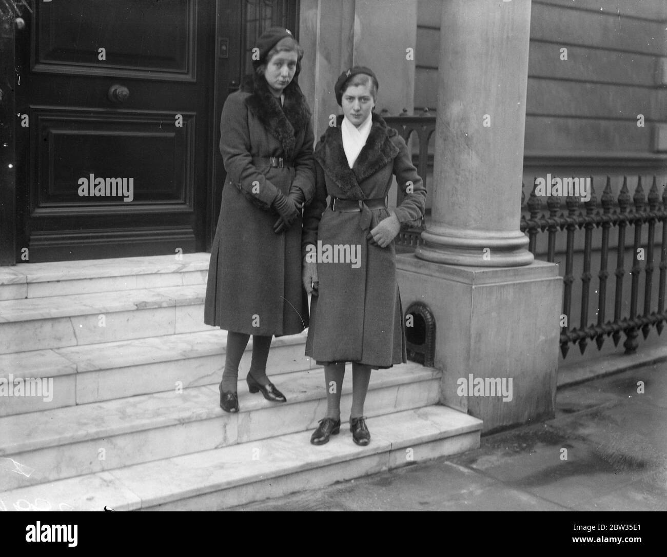 Le figlie debutanti dell'Ambasciatore Argentino vanno a scuola a Londra . Maria Celia e Angelique le due figlie dell' Ambasciatore argentino a Londra , Dr Malbran , e Madame Malbran faranno il loro debutto il prossimo anno . Sono ancora a scuola e frequentano il Convento dell'Assunta a Kensington Square , Londra . Hanno fatto una o due apparizioni non ufficiali ai loro partiti genitori . Sebbene una sorella abbia un anno più vecchio dell' altra, non intende uscire prima di quella più giovane , perché sono inseparabili . Le due figlie dell'Ambasciatore argentino a Londra, Maria Foto Stock