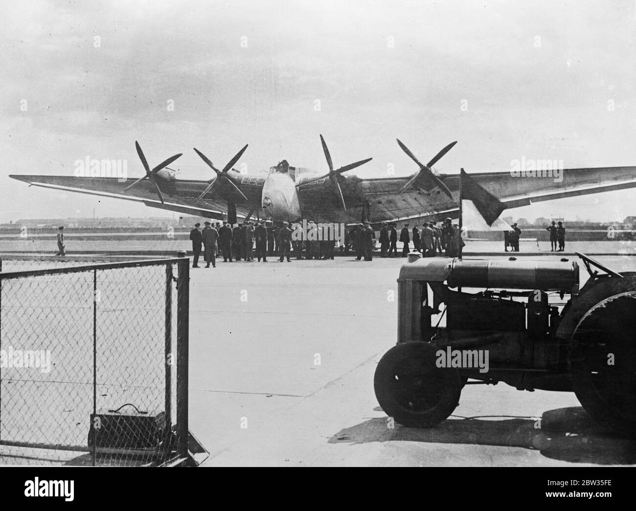 Aereo tedesco gigante ' Hindenburg ' battezzato dal cancelliere Hitler . Il gigantesco aereo da passeggeri tedesco Hindenburg fu battezzato da Adolf Hitler , il cancelliere tedesco dopo la sua ricostruzione. La macchina è un enorme monoplanare a quattro propulsori. Il gigantesco aereo di linea Hindenburg presso l' Aerodromo Tempelhofer di Berlino. 29 aprile 1933 Foto Stock
