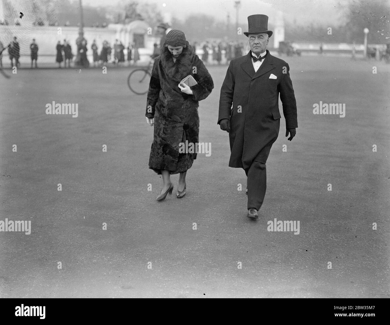 Festa reale a Buckingham Palace . Il Re e la Regina hanno dato una festa pomeridiana a Buckingham Palace per la quale sono stati emessi oltre duecento inviti , tra cui personaggi illustri di arte , letteratura e vita civica . Linton Thorpe, KC, deputato, in partenza da Buckingham Palace con la signora Thorpe dopo la festa. 14 marzo 1933 Foto Stock