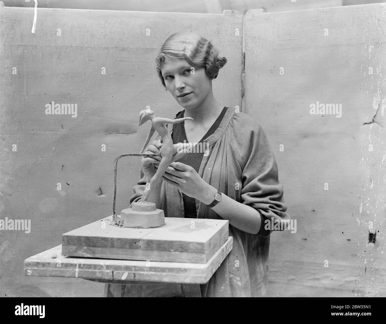 Lo spirito di primavera in argilla. La sig.ra Conchita Botterell, studentessa di scultura presso la Central School of Art di londra al lavoro sullo 'Spirito di primavera'. 14 marzo 1933 Foto Stock