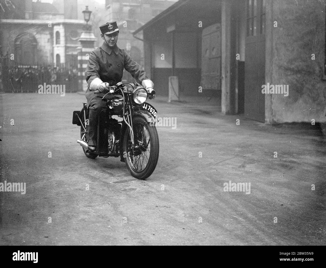 Il postmaster generale ispeziona i primi corpi di londinese dei messaggeri di motociclette . Il padrone di posto ha ispezionato i primi corpi di messaggeri del ciclo del motore all' ufficio postale generale di londra , in occasione della loro inaugurazione . Questi ragazzi che in precedenza hanno svolto il loro lavoro sui cicli a pedale sono stati dotati di cicli a motore nel quadro del programma "Poste Office" per accelerare le consegne dei telegrafi . Uno dei nuovi messaggeri del ciclo del motore . 13 marzo 1933 Foto Stock