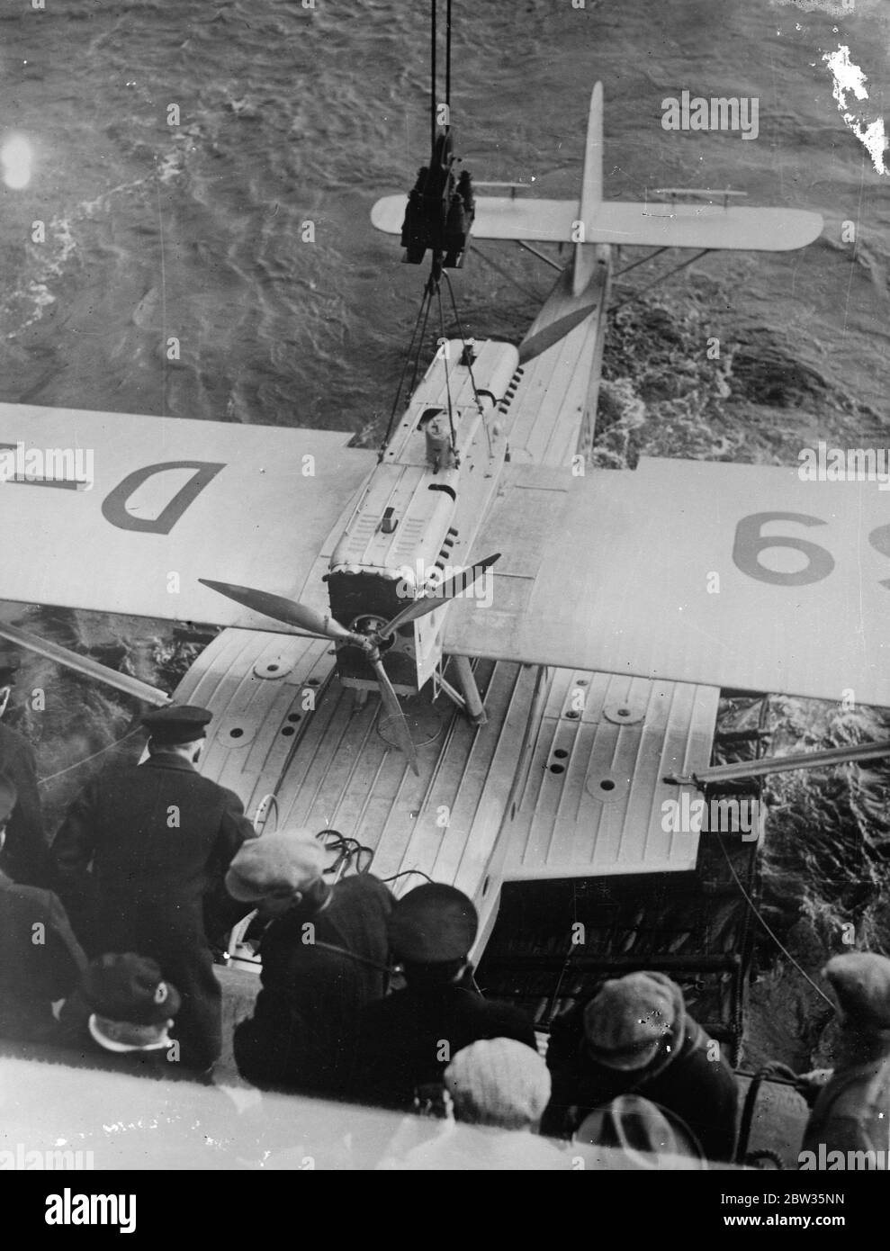 Vaporiera tedesca da utilizzare nelle prove di una base aerea di medio Atlantico. Il vaporetto tedesco Westfalen è stato ricostruito per servire da base nel mezzo dell'Atlantico per la linea aerea regolare che la compagnia tedesca Lufthansa stabilirà tra l'Europa e il Sud America; la nave è dotata di una catapulta inventata da Herr Heinkel, il costruttore di aeromobili , che sarà utilizzato per consentire alle macchine di decollo nuovamente . Si dice che la catapulta sia la più grande del mondo . Gli aeromobili vengono sollevati a bordo della base mediante una speciale vela e gru a trascinamento. Un idrovolante sul mezzo Atlantico Foto Stock