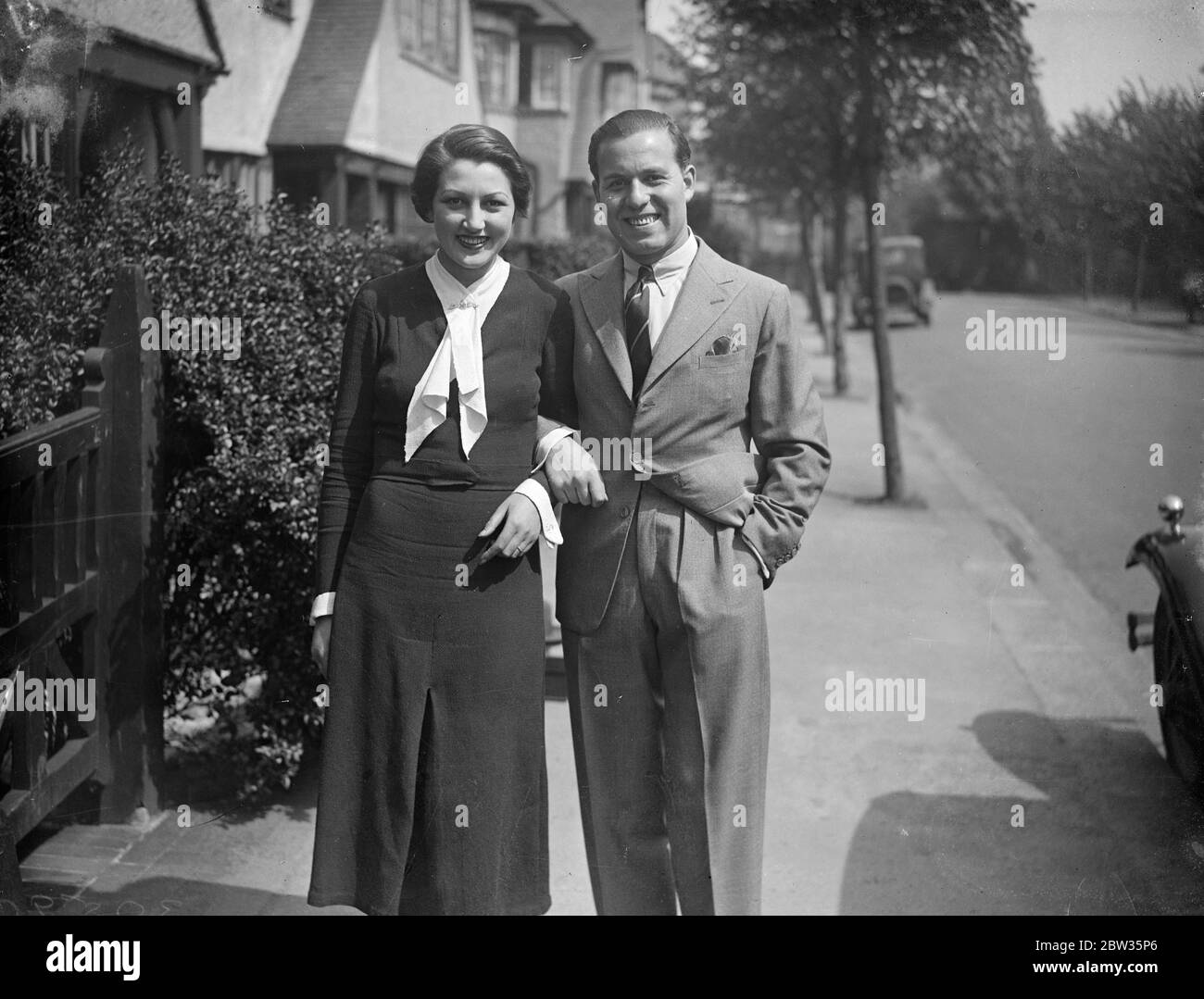 Matrimonio del signor C Leven Lincoln e della signora Zimmermann. Un romanticismo di nozze iniziato con una sfida di duello in un caffè Carlsbad terminerà domani , con un matrimonio in un ufficio di registro di Londra , quando il Capitano Charles Leven Lincoln , ex volantino di guerra inglese e attore cinematografico , sarà sposato con la signorina Hilde Zimmermann , Una ragazza tedesca . Il capitano Charles Leven Lincoln e la signora Zimmermann ballavano nel caffè Carlsbad quando una nota fu ricevuta dalla signora del conte Hans Czernin , figlio di un ex ministro degli esteri austriaco , che stava ballando lì , chiedendole di incontrarlo . Capitano Leven Lincoln Foto Stock