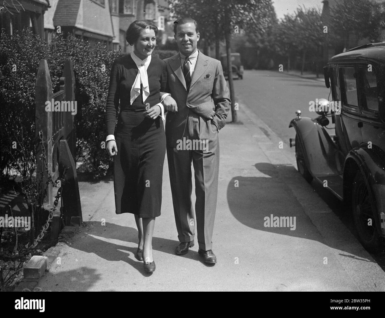 Nozze dei signori C L Leven e Zimmermann. Un romanticismo di nozze iniziato con una sfida di duello in un caffè Carlsbad terminerà domani , con un matrimonio in un ufficio di registro di Londra , quando il Capitano Charles Leven Lincoln , ex volantino di guerra inglese e attore cinematografico , sarà sposato con la signorina Hilde Zimmermann , Una ragazza tedesca . Il capitano Charles Leven Lincoln e la signora Zimmermann ballavano nel caffè Carlsbad quando una nota fu ricevuta dalla signora del conte Hans Czernin , figlio di un ex ministro degli esteri austriaco , che stava ballando lì , chiedendole di incontrarlo . Capitano Leven Lincoln Europa Foto Stock