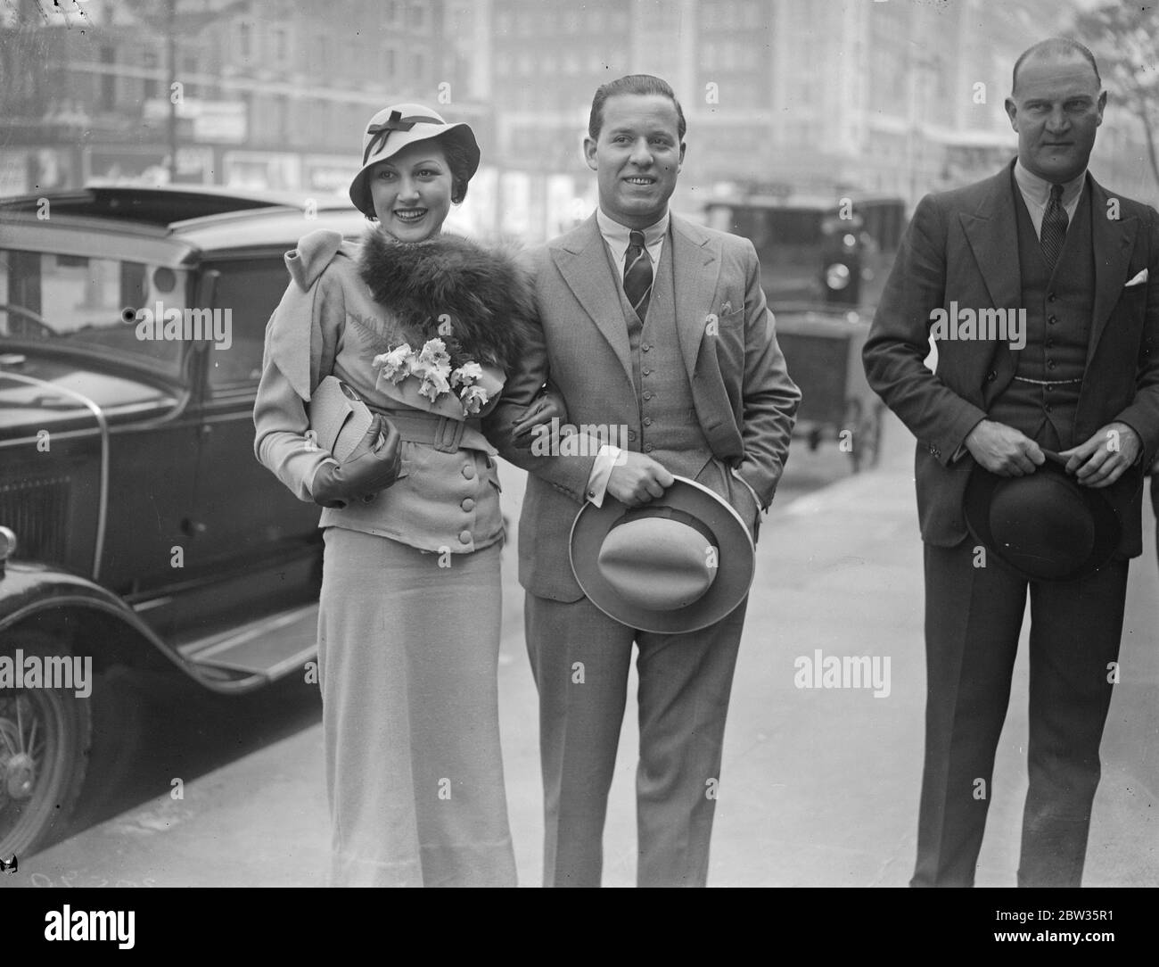 Il matrimonio di Capitano C Leven Lincoln e Miss Zimmermann . Un romanticismo di nozze che ha cominciato con una sfida del duello in un caffè di Carlsbad ha terminato oggi, con il matrimonio ad un ufficio di registro di Londra del capitano Charles Leven Lincoln , ex pilota di guerra inglese e attore di film, a Miss Hilde Zimmermann , una ragazza tedesca . Il capitano Charles Leven Lincoln e la signora Zimmermann ballavano nel caffè Carlsbad quando una nota fu ricevuta dalla signora del conte Hans Czernin , figlio di un ex ministro degli esteri austriaco , che stava ballando lì , chiedendole di incontrarlo . Captain Leven Lincoln naturalmente r Foto Stock