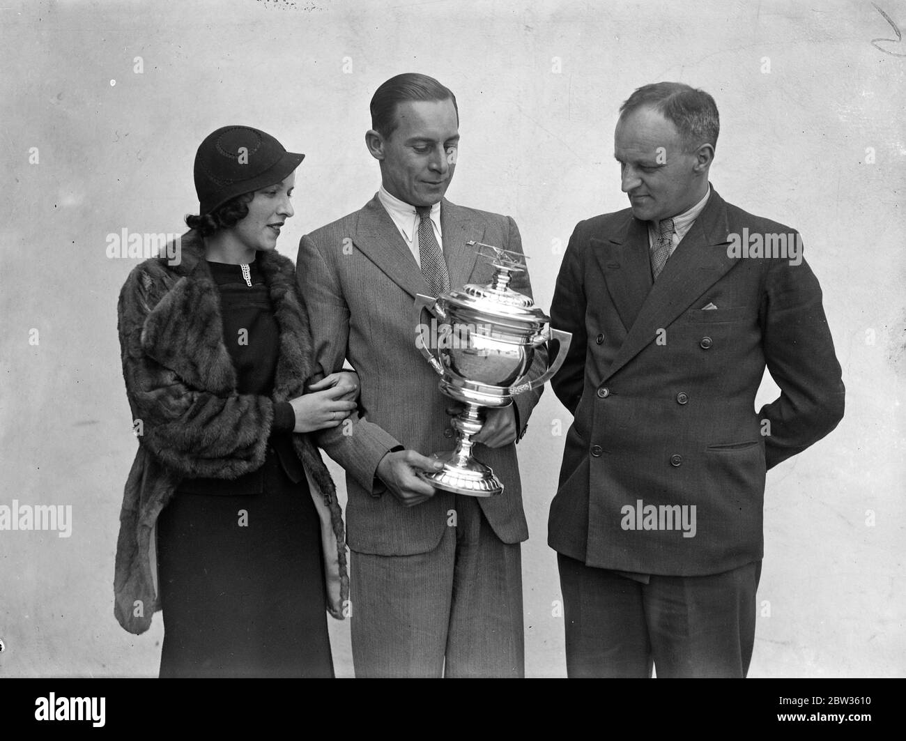 VIC Huxley , la famosa pista sterrata , pilota ha preso in aria , e ha vinto la Woodside Challenge Cup con stile convincente . La Coppa è disputata due volte l'anno sotto gli auspici del Club Hertfordshire e Essex Aero. Huxley ha fatto solo 25 ore di volo ed è stato vittorioso su molti piloti esperti. Il percorso per la gara era di oltre 40 miglia ed era sconosciuto ai piloti , tutti i quali volavano da soli , fino a poco prima della partenza , quando venivano date le tabelle del corso . Loro sono stati tenuti a cadere sacchi di sabbia in certi luoghi. Il tempo di gara del signor Huxley era di 30 minuti. Foto Sho Foto Stock