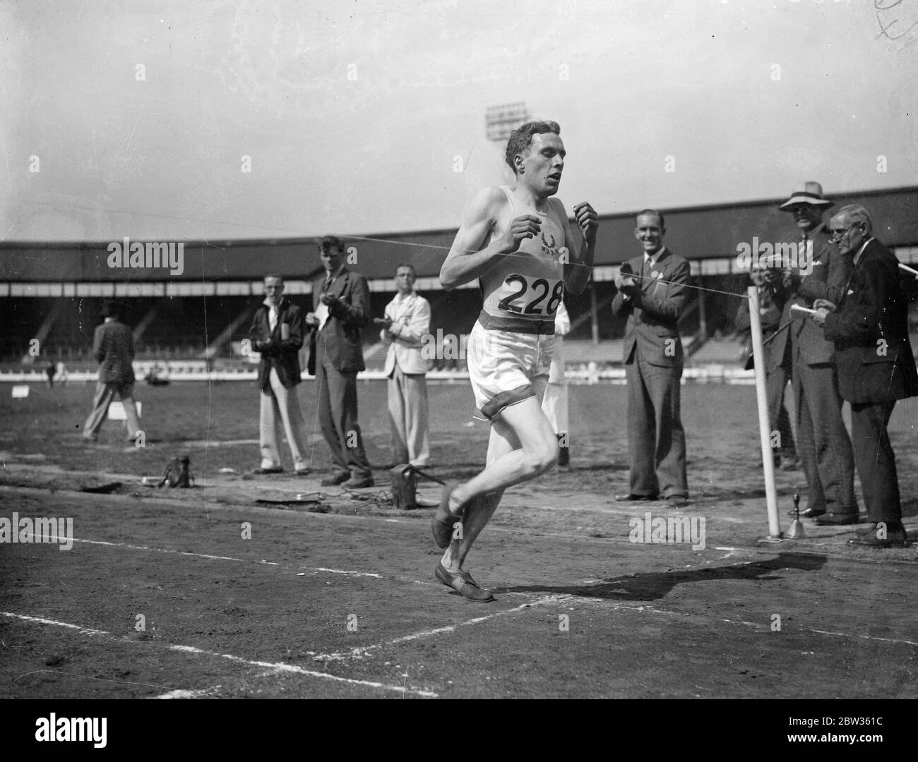 C J Mabey crea un nuovo record di tre miglia ai Campionati universitari della Città Bianca . C J Mabey dei Oxford Centipedes , ha creato un nuovo record per la corsa di tre miglia presso i Campionati Universities Athletic Union alla White City di Londra . Mabey ha completato il corso in 14 minuti 37 2/5 secondi rispetto ai 14 minuti 58 4/5 secondi che era il record precedente. Spettacoli fotografici ; C J Mabey che attraversa la linea in tempo record nelle tre miglia . 20 maggio 1933 Foto Stock