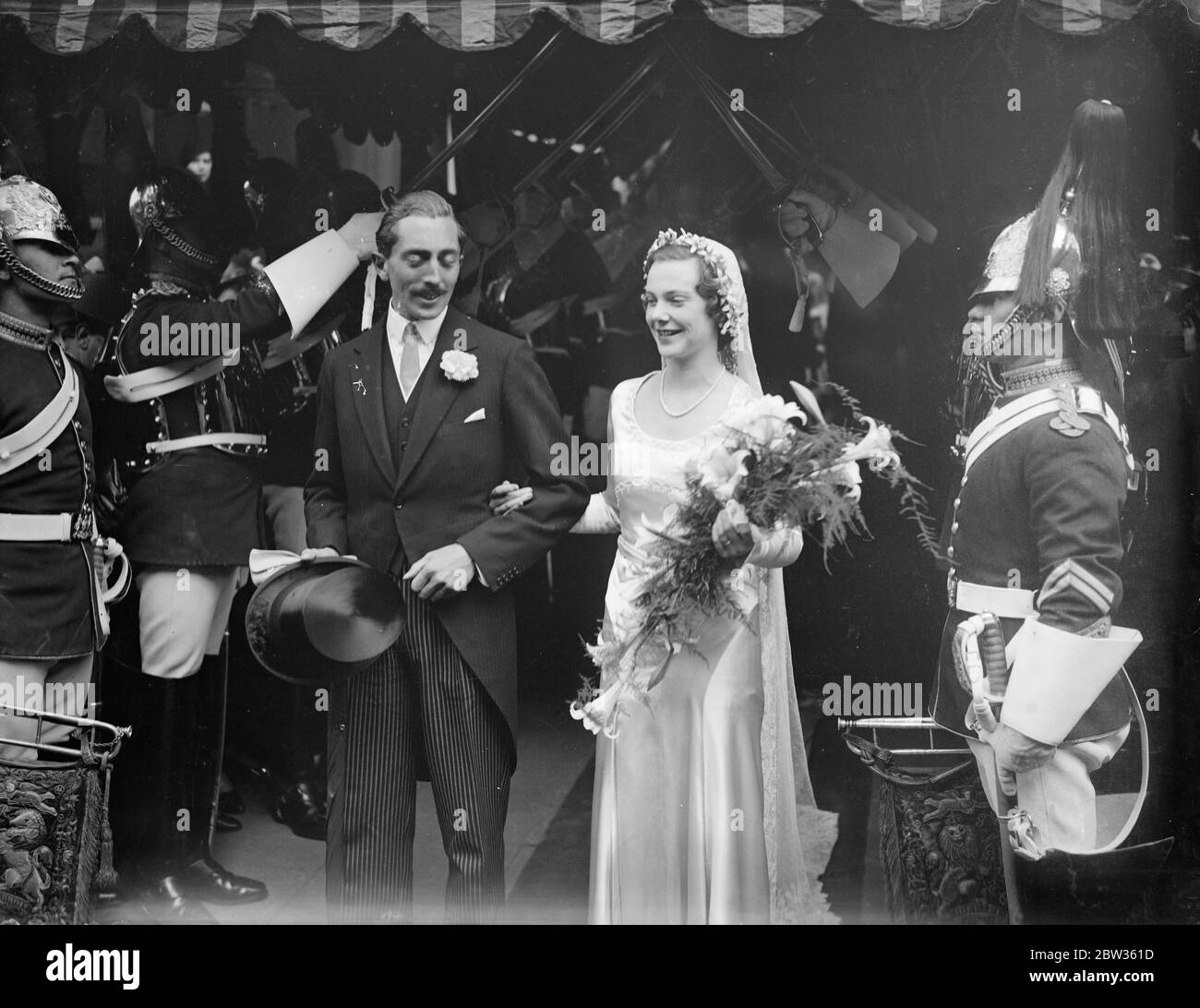 il signor Eion Merry e la signora Jean Crichton si sono sposati alla Santa Trinity Church , Sloane Street , Londra . Eion Merry, della Royal Horse Guards, e la sig.ra Jean Crichton, si sposarono presso la Holy Trinity Church di Sloane Street, Londra. Dopo la cerimonia il Brde e la Groom volarono a Parigi . Foto spettacoli ; lo sposo e lo sposo che lasciano la chiesa dopo la cerimonia . 15 maggio 1933 Foto Stock