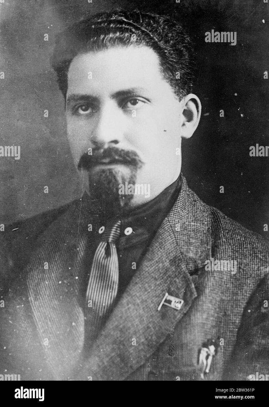 Il nuovo uomo di destra di Stalin. Lazar Kaganowitch, membro dell' Ufficio politico del partito comunista in Russia, capo del Comitato del Partito di Mosca e di uno dei segretari del Comitato Centrale, È stato ora portato alla posizione di uomo di destra a Joseph Stalin, il dittatore russo. Recentemente Mosca e i luoghi circostanti sono stati sommersi da ritratti di Kaganowitch nel tentativo di popolarizzarlo e in una recente revisione dell'esercito rosso in Piazza Rossa Mosca, gli è stato dato il posto d'onore accanto a Stalin . Spettacoli fotografici ; Lazar Kaganowitch , il nuovo diritto di Stalin h Foto Stock