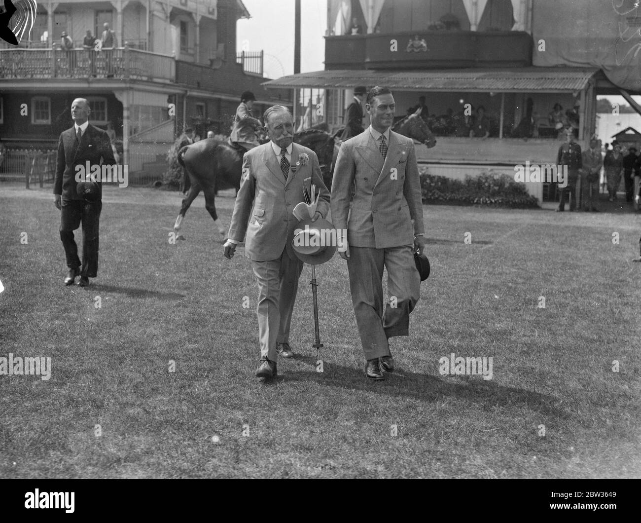 Duke of York al Richmond Horse Show . Il Duca di York ha visitato il Richmond Royal Horse Show a Richmond, Surrey, poco dopo la sua apertura. Il Duca di York accompagnato dal sig. Romer Williams, vicepresidente dello Show di Richmond. 8 giugno 1933 Foto Stock