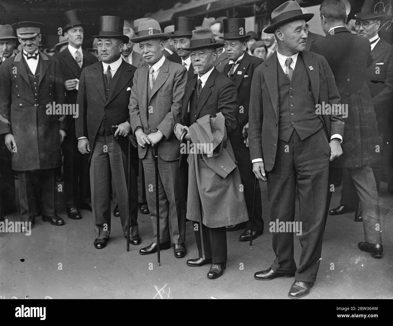 I delegati giapponesi alla World Economic Conference arrivano a Londra . I delegati giapponesi alla Conferenza economica mondiale, guidati dal Visconte Kikujiro Ishii e dal sig. Eigo Fukai, sono arrivati in Inghilterra a bordo delle SS Olympic . Al loro arrivo a Londra, sono stati incontrati dall' ambasciatore giapponese Tsuneo Matsudaira, anch'egli membro della delegazione. Il Visconte Ishii (centro ) e il signor Eigo Fukai con l' ambasciatore giapponese Matsudaira (sinistra) all' arrivo alla stazione di Waterloo. 9 giugno 1933 Foto Stock