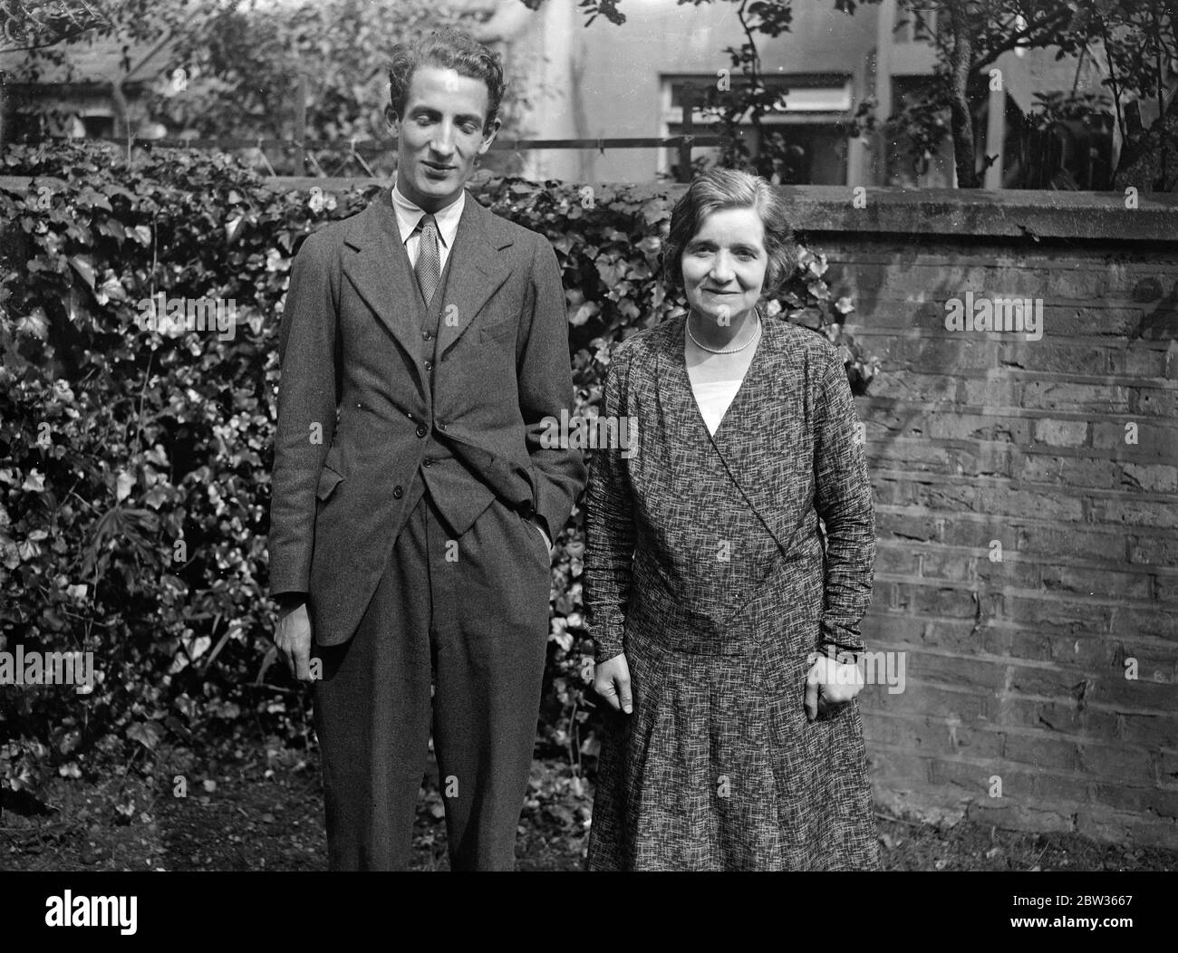 Il signor Terence Robert Corlli Fox , che vive con la madre e le due sorelle in Crockerton Road , Toting , S W , ha vinto tutti e quattro i premi assegnati all' Università di Cambridge in relazione al tripos di scienza meccanica. Il padre del signor Fox morì quando aveva quattro anni. Il suo trionfo è il risultato della sua lotta per educare se stesso , avendo vinto il suo cammino all' Università per mezzo di borse di studio . La foto mostra il signor Fox con la madre alla quale dice di essere il suo successo . 14 giugno 1933 Foto Stock