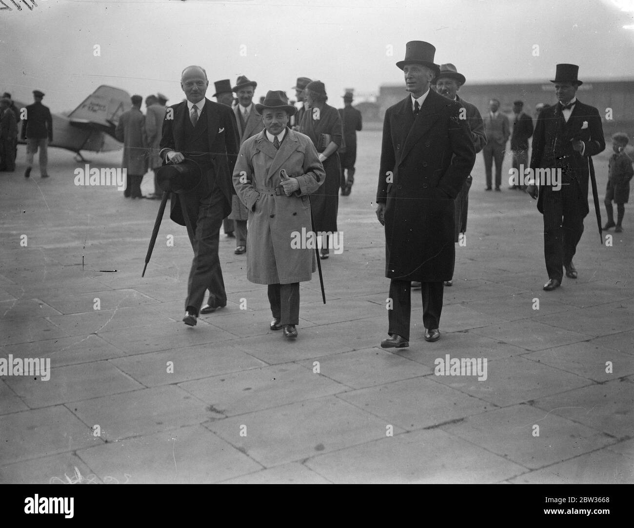 Dr Engelbert Dollfuss , il cancelliere austriaco vola a Londra in aereo speciale per la Conferenza economica Mondiale . Il Cancelliere austriaco Engelbert Dollfuss è volato a Londra in un aereo speciale per partecipare alla Conferenza economica Mondiale che il Re aprirà lunedì . Spettacoli fotografici ; Dr Engelbert Dollfuss scendere dall'aereo all'arrivo all'aeroporto di Croydon . 10 giugno 1933 Foto Stock
