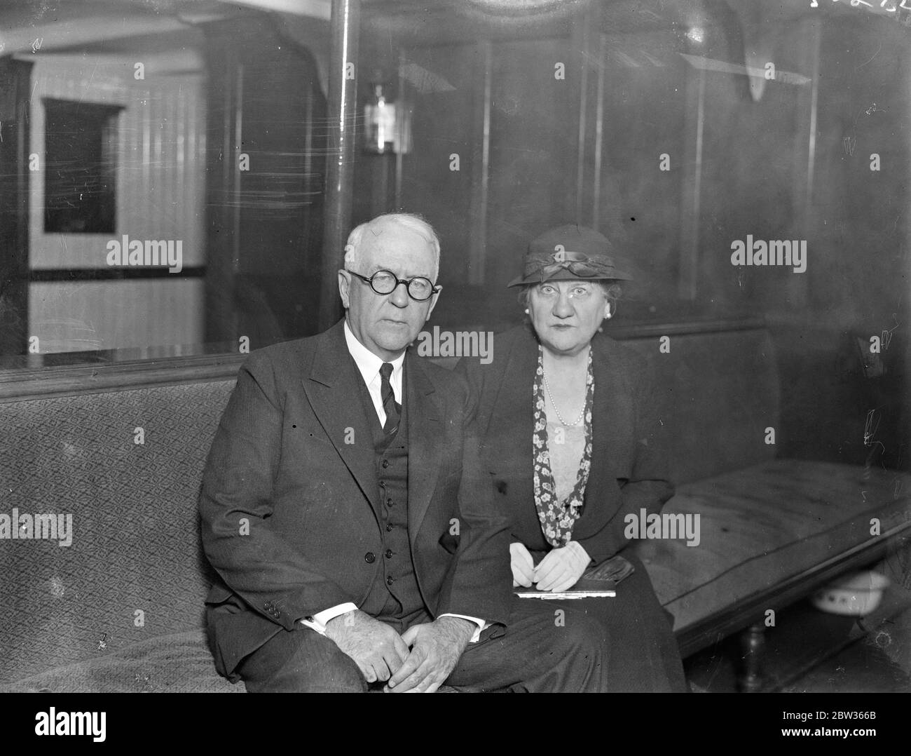 Il senatore Couzens , uomo che ha finanziato Henry Ford , arriva per una conferenza economica . Il senatore James Couzens , l'uomo che è cresciuto a grande ricchezza con Henry Ford, è arrivato a Londra per la Conferenza economica come unico membro repubblicano della delegazione americana . Il signor Couzens, nato a Chatham , Ontario , era un venditore di legname quando divenne amico di Henry Ford , allora un giovane meccanico . Ford propose una partnership per costruire un' carro senza orrore' e Couzens prese in prestito meno di cento sterline da sua sorella per finanziare Ford . Alcuni anni fa, quando Couzens vendette il suo io Foto Stock
