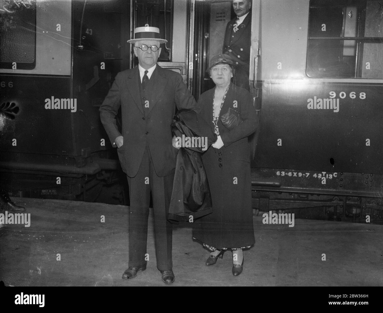 Il senatore Couzens , uomo che ha finanziato Henry Ford , arriva per una conferenza economica . Il senatore James Couzens , l'uomo che è cresciuto a grande ricchezza con Henry Ford, è arrivato a Londra per la Conferenza economica come unico membro repubblicano della delegazione americana . Il signor Couzens, nato a Chatham , Ontario , era un venditore di legname quando divenne amico di Henry Ford , allora un giovane meccanico . Ford propose una partnership per costruire un' carro senza orrore' e Couzens prese in prestito meno di cento sterline da sua sorella per finanziare Ford . Alcuni anni fa, quando Couzens vendette il suo io Foto Stock