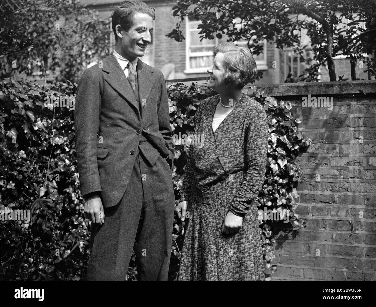 Il signor Terence Robert Corlli Fox , che vive con la madre e le due sorelle in Crockerton Road , Toting , S W , ha vinto tutti e quattro i premi assegnati all' Università di Cambridge in relazione al tripos di scienza meccanica. Il padre del signor Fox morì quando aveva quattro anni. Il suo trionfo è il risultato della sua lotta per educare se stesso , avendo vinto il suo cammino all' Università per mezzo di borse di studio . Il signor Fox parla del suo successo con la madre alla quale dice di essere il suo successo . 14 giugno 1933 Foto Stock