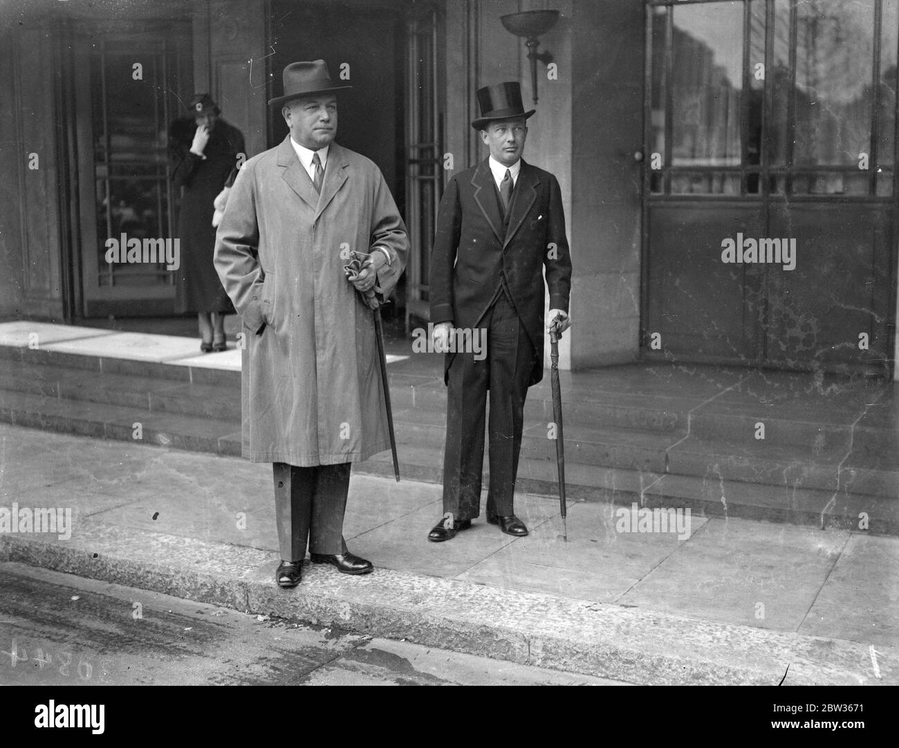 La Conferenza economica mondiale si apre oggi . Il barone von Neurath è capo della delegazione tedesca. Baron von Neurath (che indossa un cappello morbido) , capo della delegazione tedesca alla Conferenza economica Mondiale che oggi viene aperta dal Re , lascia il suo albergo a Londra per una passeggiata mattutina prima dell' apertura della Conferenza . 12 giugno 1933 Foto Stock