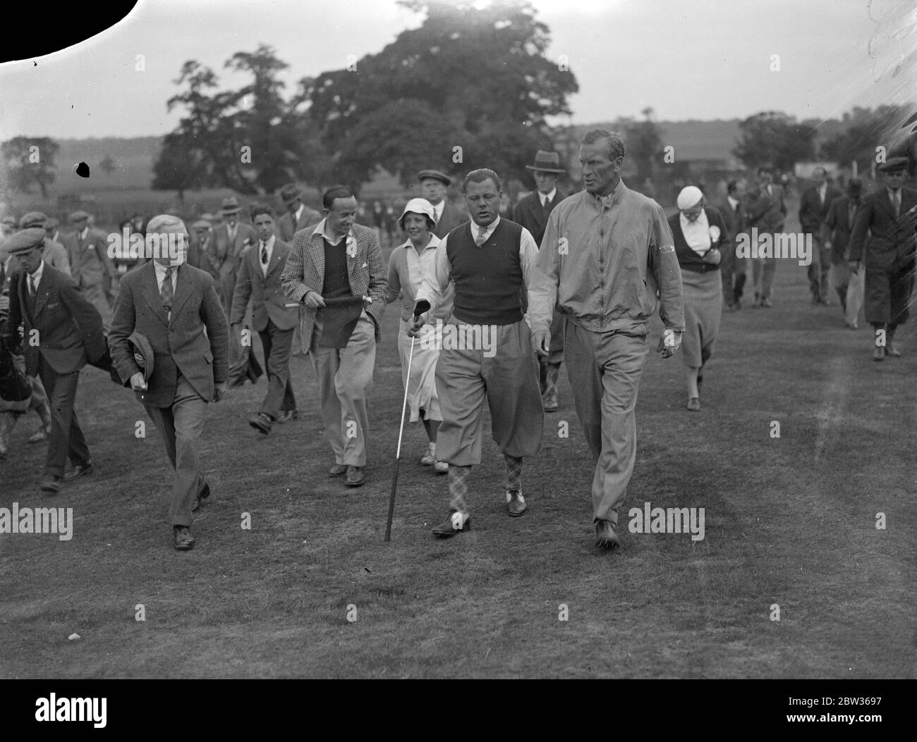 Percy Alliss e Archie Compston camminano attraverso il campo a Richmond . 10 giugno 1933 Foto Stock