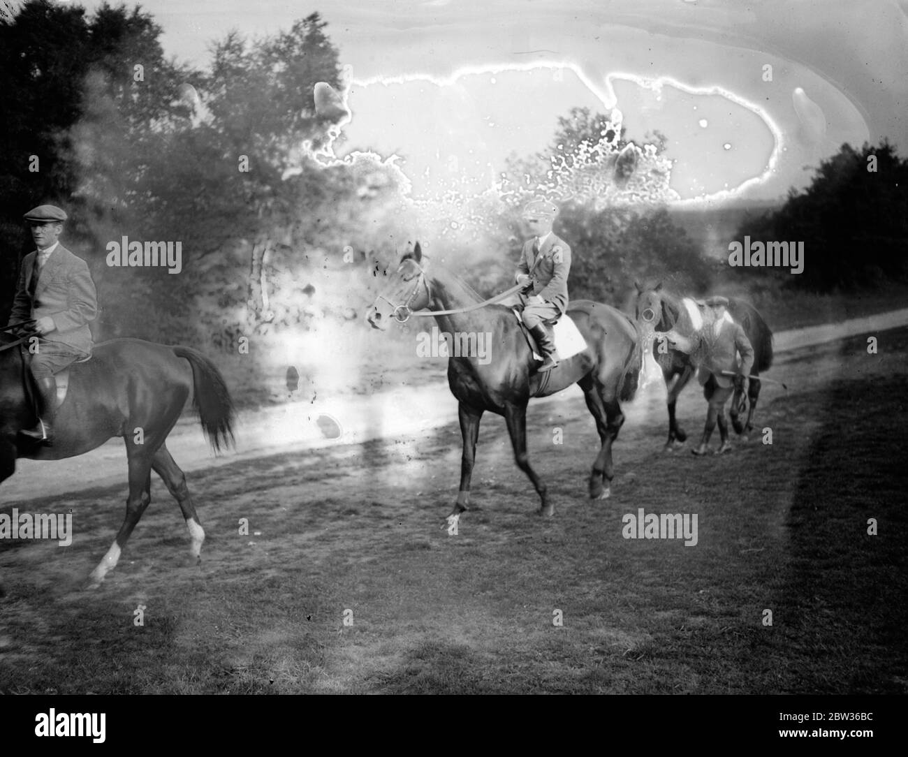 Ippodromi Manitioba , G Richards equitazione , con altri due cavalli 1933 giugno Foto Stock