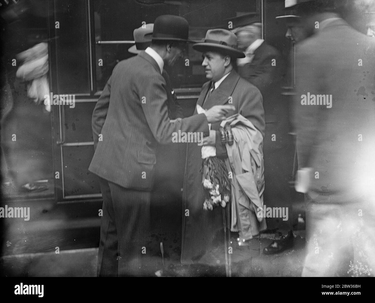 Il funzionario austriaco espulso dalla Germania arriva a Londra . Il Dr. Wasserbaeck , la stampa attache alla legazione austriaca di Berlino, che fu espulsa dal governo tedesco come rappresaglia per l' arresto dei rappresentanti di Hitler a Vienna, giunse a Londra per diventare Consigliere alla legazione austriaca in Gran Bretagna. È stato nominato dal Cancelliere Dollfus subito dopo l'incidente di Berlino. Foto mostra il dottor Wasserbaeck in conversazione sul binario della stazione di Liverpool Street , Londra , al suo arrivo . 16 giugno 1933 Foto Stock