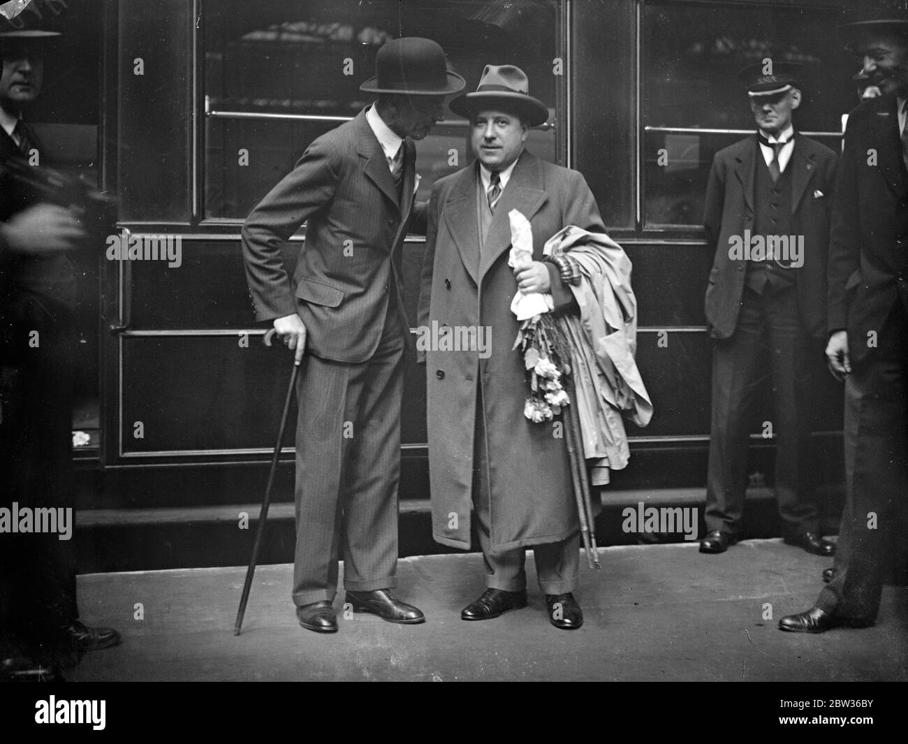 Il funzionario austriaco espulso dalla Germania arriva a Londra . Il Dr. Wasserbaeck , la stampa attache alla legazione austriaca di Berlino, che fu espulsa dal governo tedesco come rappresaglia per l' arresto dei rappresentanti di Hitler a Vienna, giunse a Londra per diventare Consigliere alla legazione austriaca in Gran Bretagna. È stato nominato dal Cancelliere Dollfus subito dopo l'incidente di Berlino. Foto mostra il dottor Wasserbaeck in conversazione sul binario della stazione di Liverpool Street , Londra , al suo arrivo . 16 giugno 1933 Foto Stock